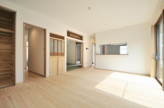 三世代同居の左右分離型二世帯住宅の無垢の家 N様邸 無垢の木と自然素材のナチュラルな家 カツマタ