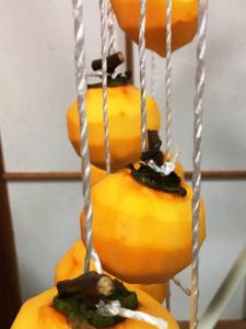 ヘタを落とさないようい気をつけて皮を向いて、紐にヘタを差し込みました。